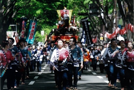 定禅寺を行く