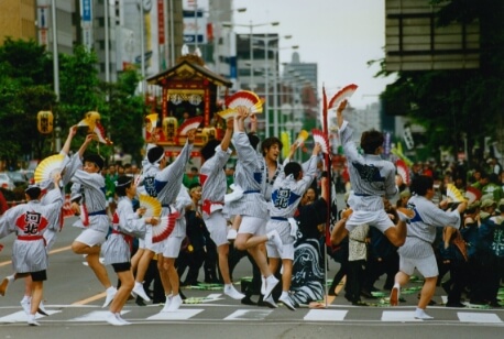 とんではねる若者